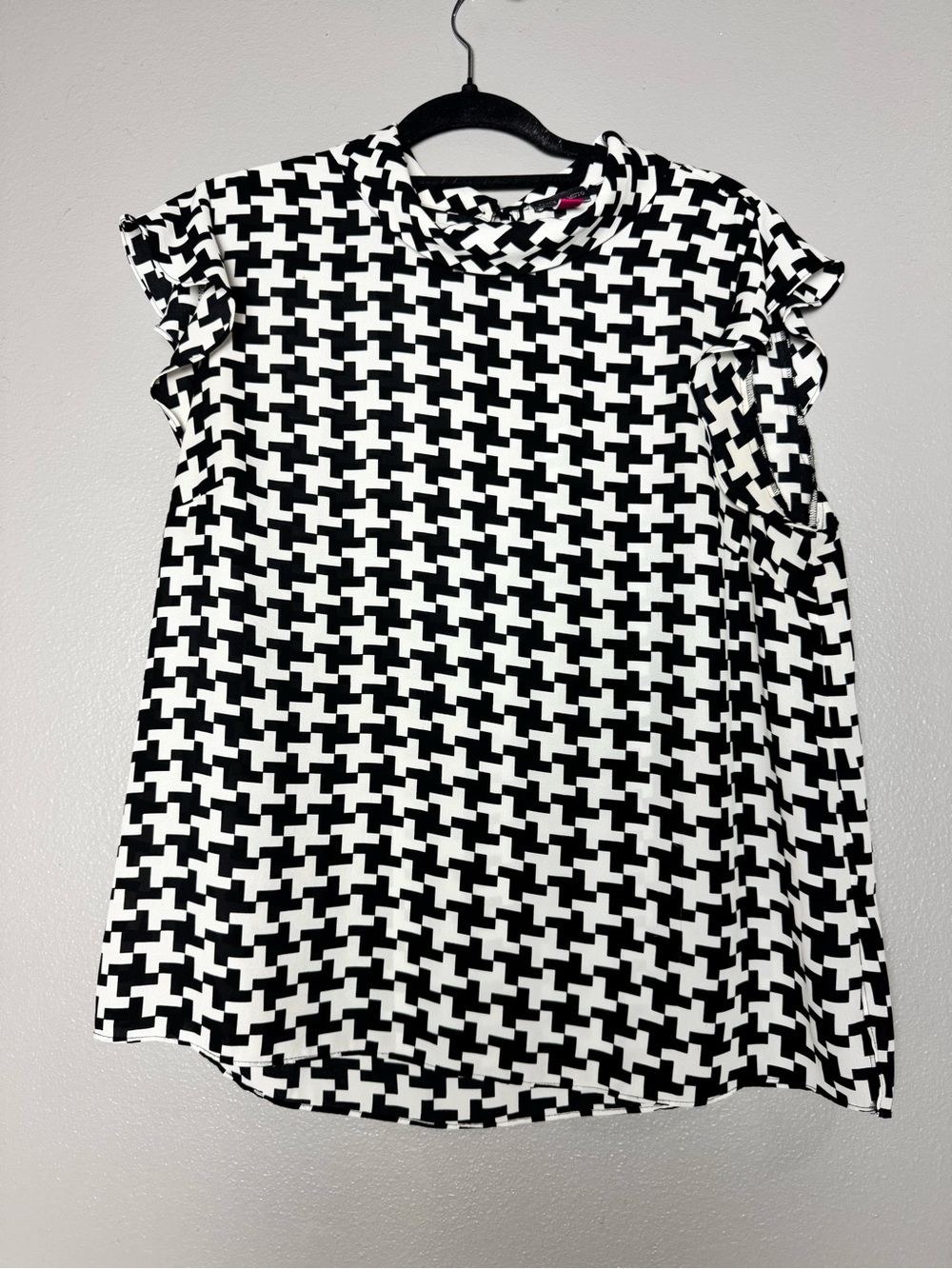 Vince Camuto Black and White Geometric Flutter Sleeve Blouse
